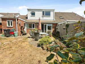 Pyfleet Close - click for photo gallery